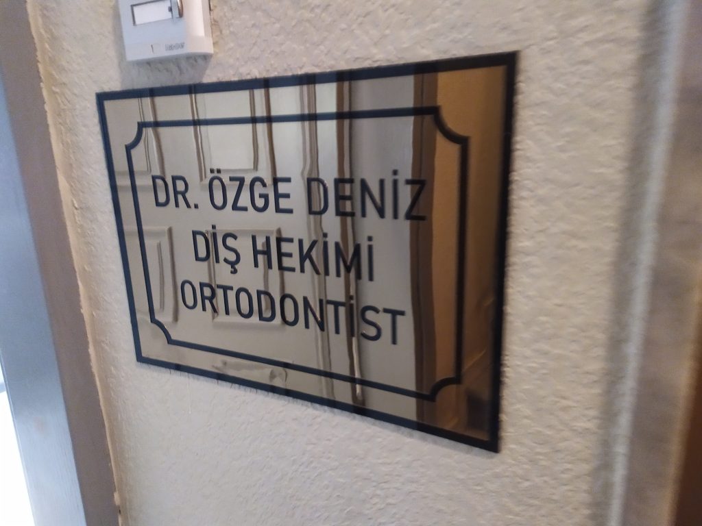 Bronz Pleksi Aynalı Diş Hekimi Kapı Giriş Tabela Çalışması