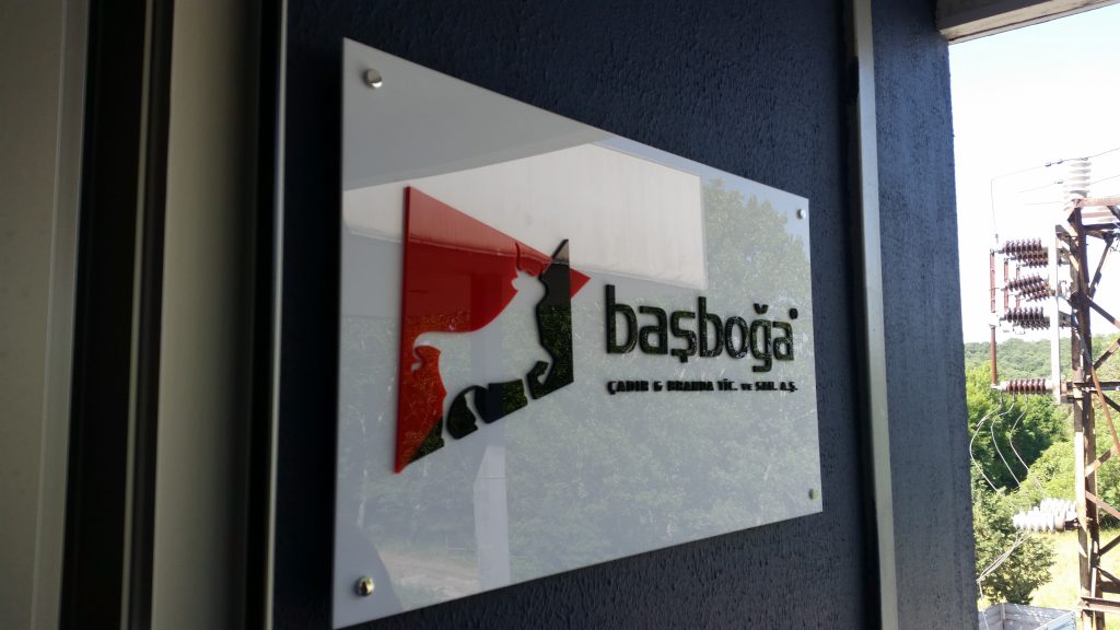 Beyaz Zemin Pleksi Üzerine Lazer Kesimli Firma Renklerinde Pleksi Harf uygulamalı Kapı tabela