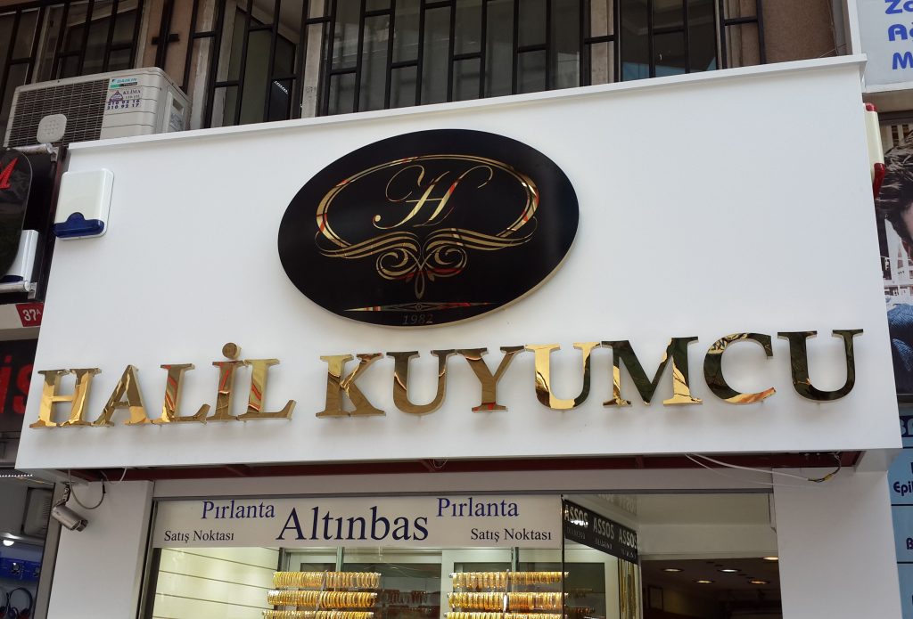 beyaz kompozit zemin üzerine zemine led ışıklı paslanmaz gold krom harf tabela istanbul