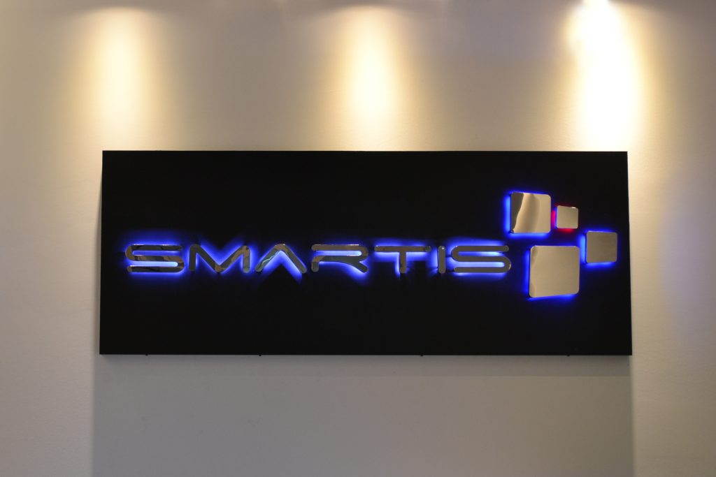 Siyah Zemin Üzerine Paslanmaz Krom Harf ve Leydınlatma Işıklı Tabela