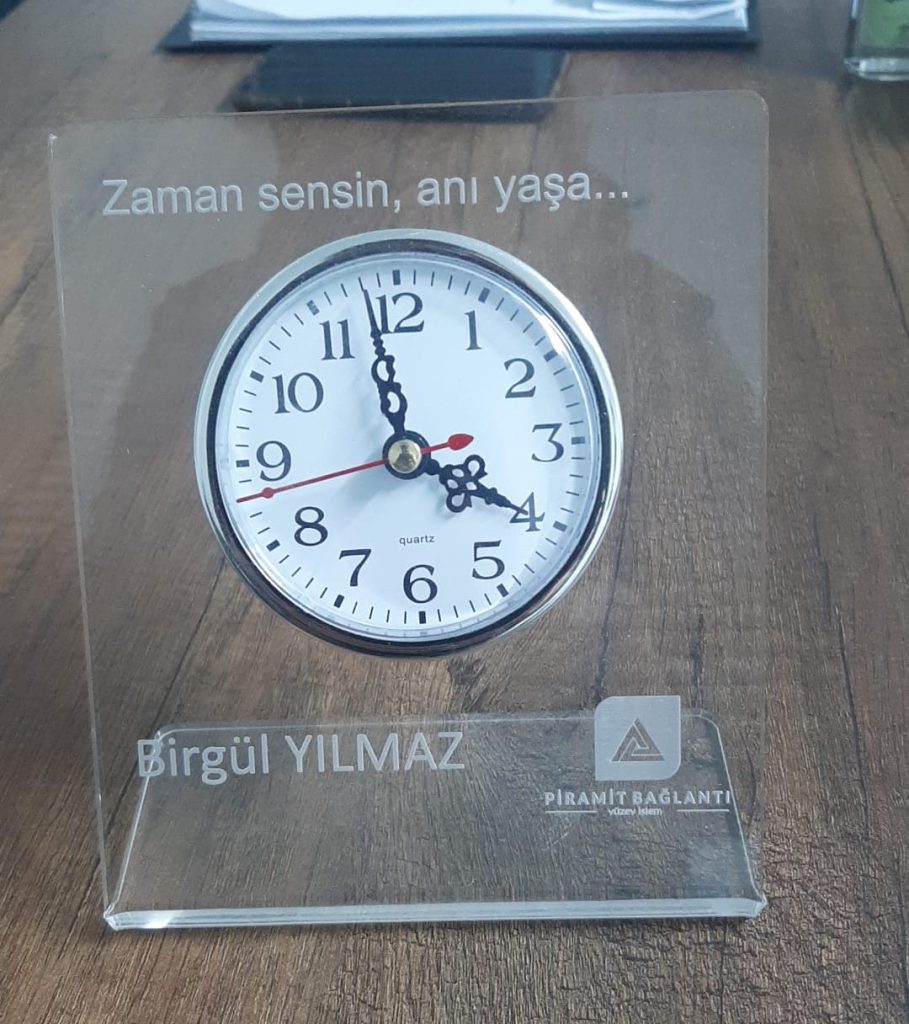 Pleksi Saat Standı Pleksi Lazer Kesimli ve Yazı Kazımalı Stand